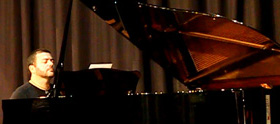 David Postigo al piano en el escenario de la Sala ONCE (Sevilla-24-05-2010)