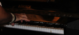 David Postigo al piano en el escenario de la Sala ONCE (Sevilla-24-05-2010)